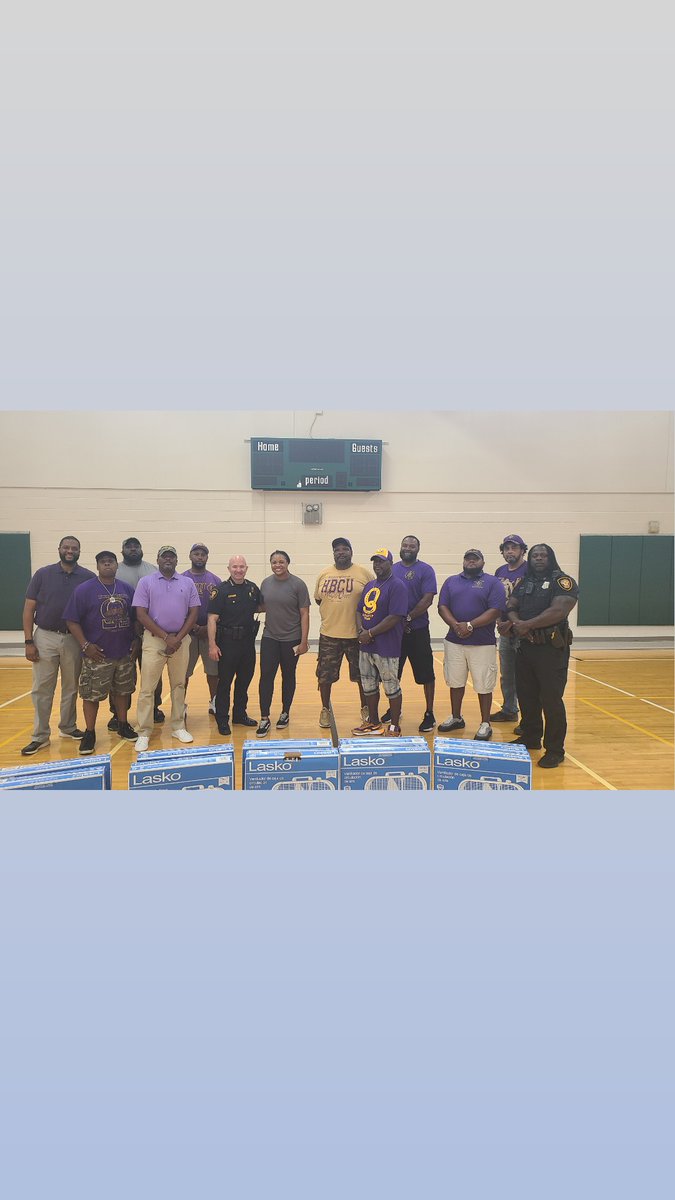 EAQues1932's tweet photo. The Epsilon Alpha Chapter of Omega Psi Phi Fraternity Inc. was able to donate 50 fans to various Community Centers throughout the city of Fort Worth . Special shout out to Fort Worth's Chief of Police Niel Noakes for coming out and supporting our Endeavor.#EAQues ##ΩΨΦ https://t.co/9wA8gTGUrW