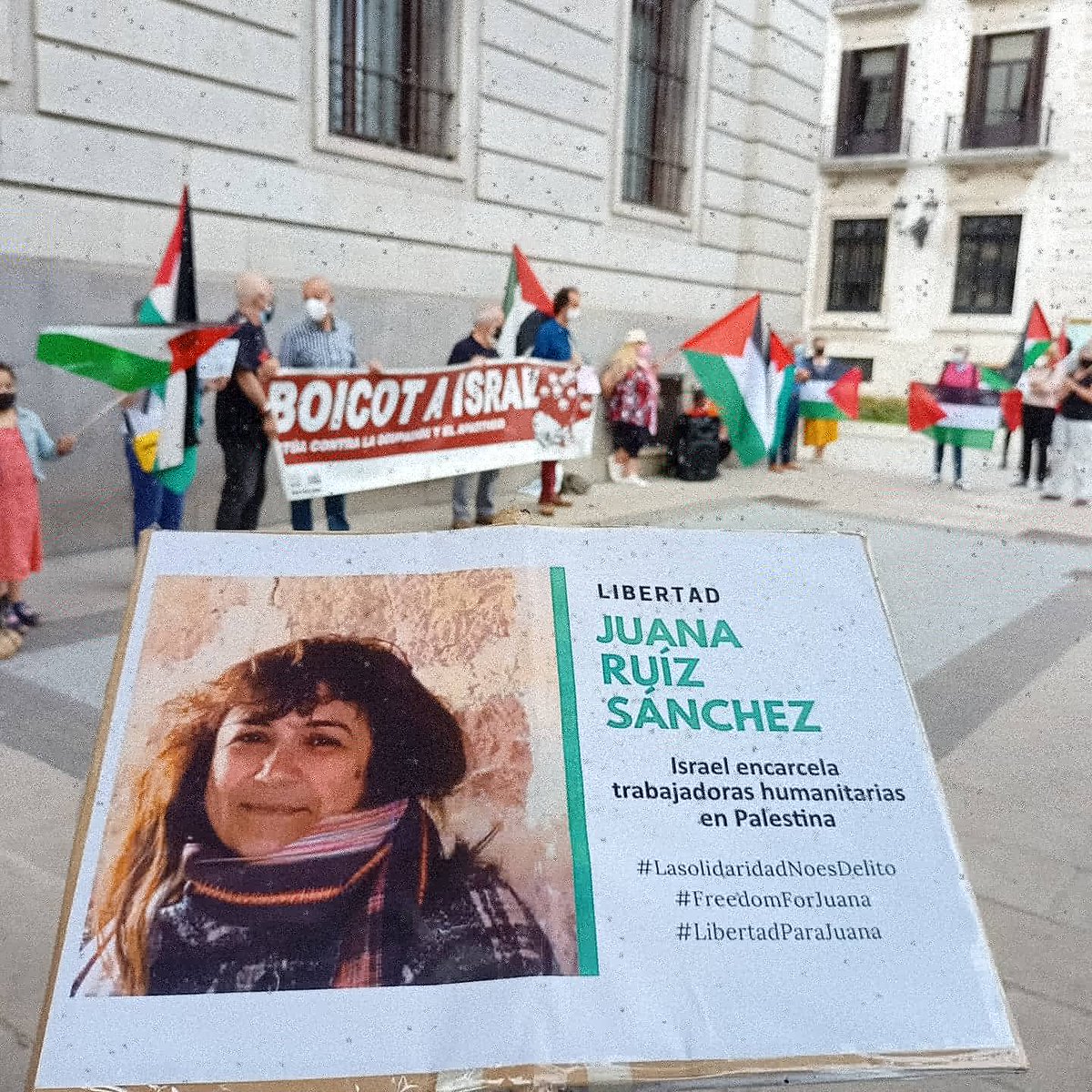 CInterpueblos's tweet photo. 1 vez más, volvemos a pedir la libertad de la cooperante y amiga Juana Ruiz, secuestrada ilegalmente por Israel desde hace 3 meses y pendiente de un juicio son garantías y amañado. No vamos a dar un paso atrás. No estás sola Juani!! 
#Freedomforjuani
#stopapartheid
#JUANILIBERTAD https://t.co/qOSeRJAnJn