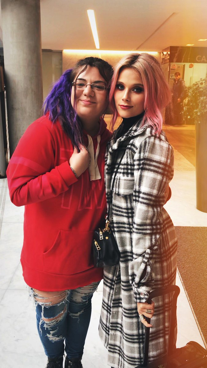 Bueno llego la más pijuda (Ahre) me llamo Abril tengo 22 años y soy de 🇦🇷
En el fandom me conocen como la que fue a 5 shows de Soy Luna y no pago ninguno jajaja.
Como siempre digo parezco ortiva pero nada que ver, no tengan vergüenza de hablarme ✨🦋
#IntegracionZenerita