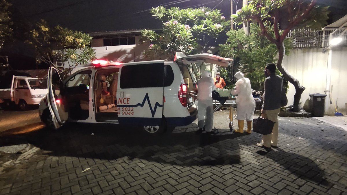 layanan 119, 112 parah... masa telp berkali kali yg jawab mesin suara aja, jawab dong. kasih tahu ada tidak ambulancenya. itu sudah membuat kami yg resah mencari solusi. 119 nggak ada gunanya kalau gini...