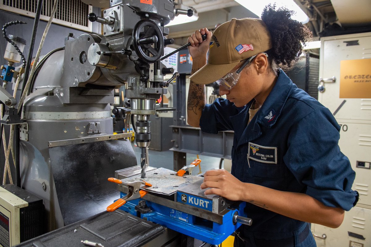#USNavy photos of the day: #USSRonaldReagan <a href="/Gipper_76/">USS Ronald Reagan</a> #FltOps, #USSIwoJima aircraft maintenance and #USSHalsey small arms training <a href="/US5thFleet/">U.S. Naval Forces Central Command/U.S. 5th Fleet</a> and shipboard maintenance aboard #USSCarlVinson <a href="/CVN70/">USS Carl Vinson</a> @NavBaseSD. ⬇️ info &amp; download ⬇️: navy.mil/Resources/Phot…