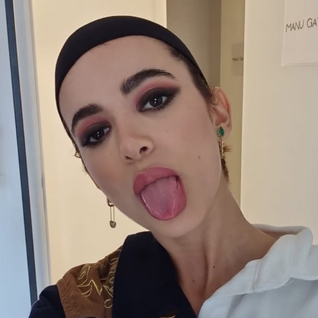 maldivasdaily's tweet photo. "Trago imagens diretamente do camarim de #Maldivas da @netflixbrasil! Espero que estejam todos bem. Por aqui estou trabalhando muito, me cuidando muito e postando selfie da minha transformação diária de Manu para Milene."

📲 | Manu Gavassi via Instagram. https://t.co/491z4AEm2A