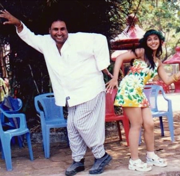 sowika71's tweet photo. #21YearsOfBichhoo #7Jul2000
#BobbyDeol and #RaniMukherjee with director
#GudduDhanoa during the making of the film.
#BollywoodFlashback https://t.co/5gd4ZsBIid