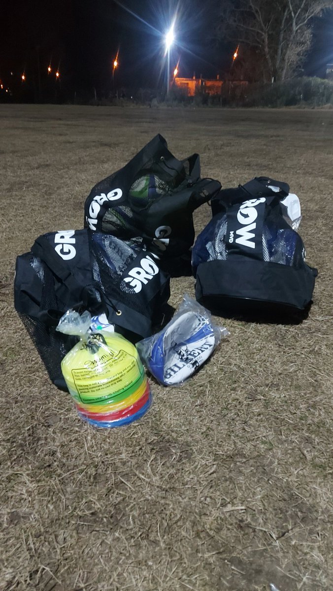 Parte de los kit que recibimos por parte de <a href="/RugbyUruguay/">U.R.U.</a>  para la Academia Centro Sur y los centros  de desarrollo en distintas localidades de la zona. Pelotas, conos y chalecos. Seguimos empujando con el objetivo claro de desarrollar nuestro deporte. <a href="/sperona/">Sebastián Perona González</a> <a href="/langostauy/">Ignacio García</a>