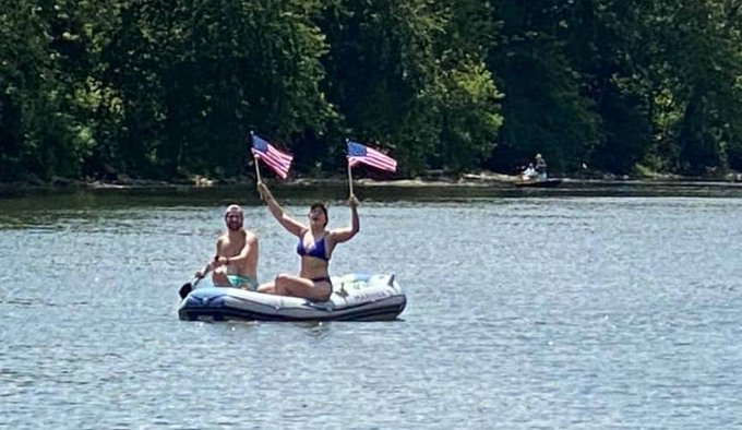 5 beers deep on the river. 'Merica. https://t.co/kxyUIQKlpg