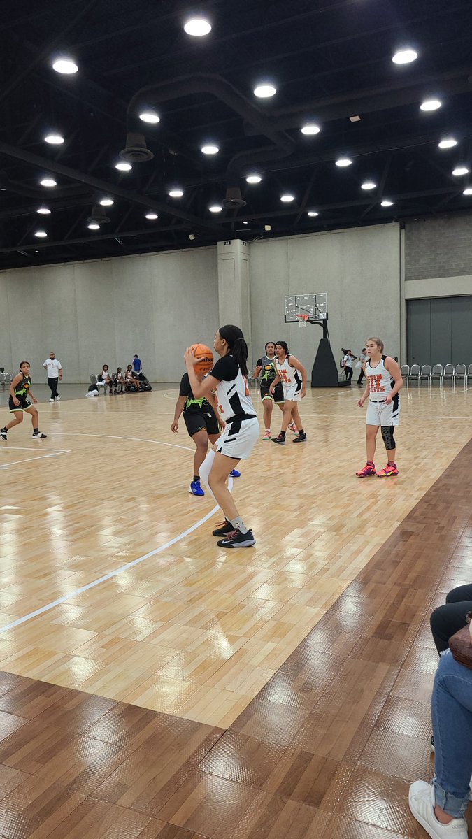 arteamelite's tweet photo. Team Elite 2024 2-1 @TFNsRun4Roses
Getting in some good work in Kentucky! 
#DONTBEORDINARYWHENYOUCANBEELITE 
#RUN4ROSESCLASSIC2021 https://t.co/jYTaTEW6RY