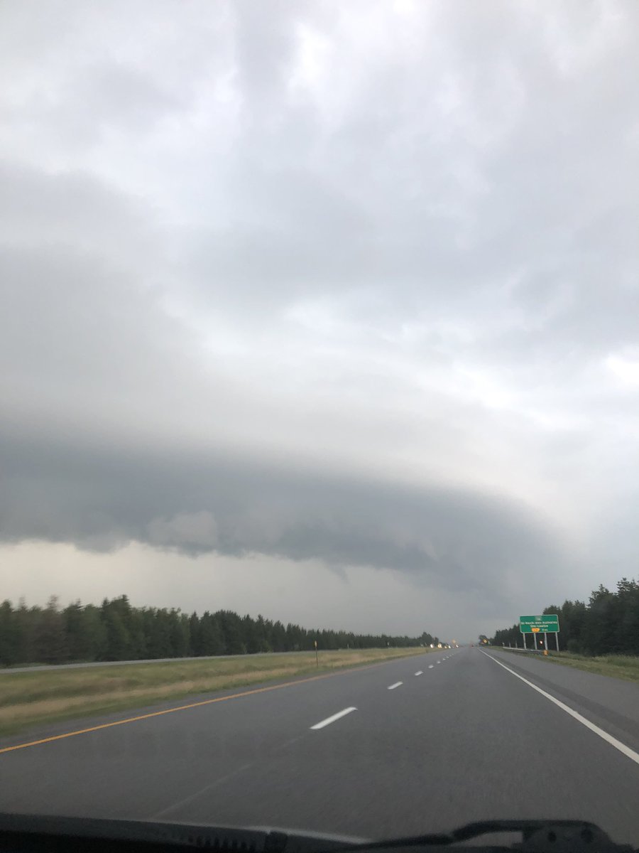 CAubry_MM's tweet photo. Bel #arcus en ce moment à St-Roch-des-Aulnaies au Bas St-Laurent. Forte pluie 🌧 #MeteoQc https://t.co/SC1F7tITDt