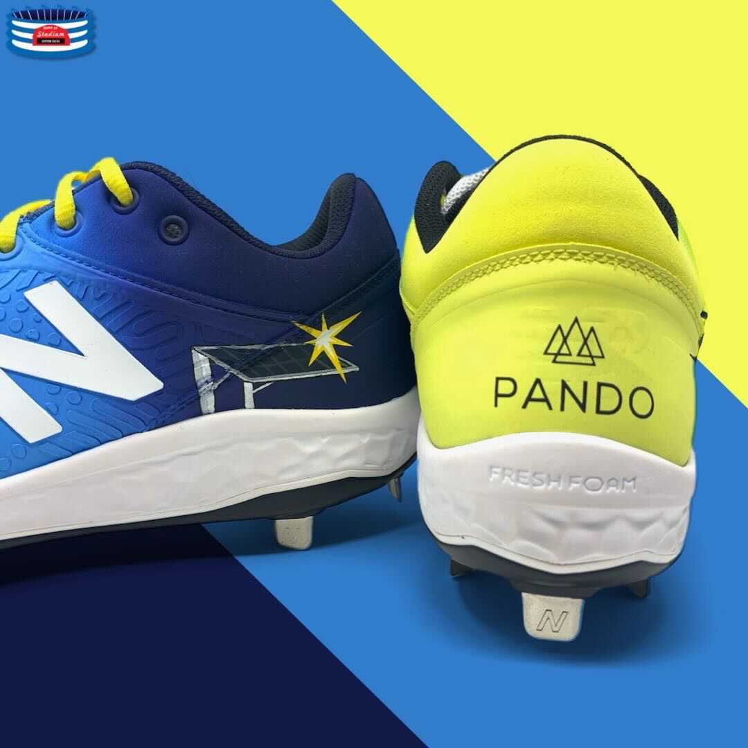 PandoSports's tweet photo. Check out Louis Head's (@sweetlouuu832) new cleats! 🔥 https://t.co/5pOiOipzd8