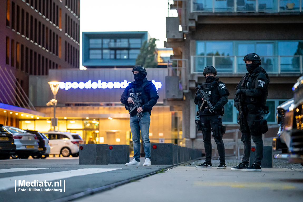 mediatvnl's tweet photo. Misdaadverslaggever Peter R. de Vries is dinsdagavond zwaargewond geraakt bij een schietpartij op de Lange Leidsedwarsstraat in Amsterdam. Hij werd van dichtbij in zijn hoofd geschoten en is na reanimatie in kritieke toestand naar het ziekenhuis vervoerd.
https://t.co/WEgzYjw18C https://t.co/MwQ82k4iH8