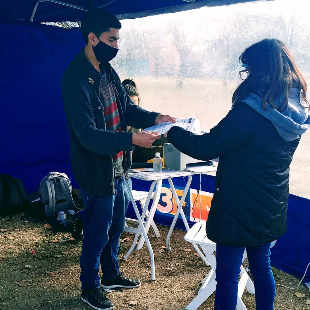 pcasna's tweet photo. Acompañamos al equipo de #educación en #3Fteconecta donde ayudan a los chicos para que no pierdan contacto con la escuela.

Desde #atencionalvecino3f tenemos como prioridad acercar información y servicios a todos los vecinos de #Tresdefebrero 

¡Te esperamos!

#SiempreCerca https://t.co/lPIxCkYSzr