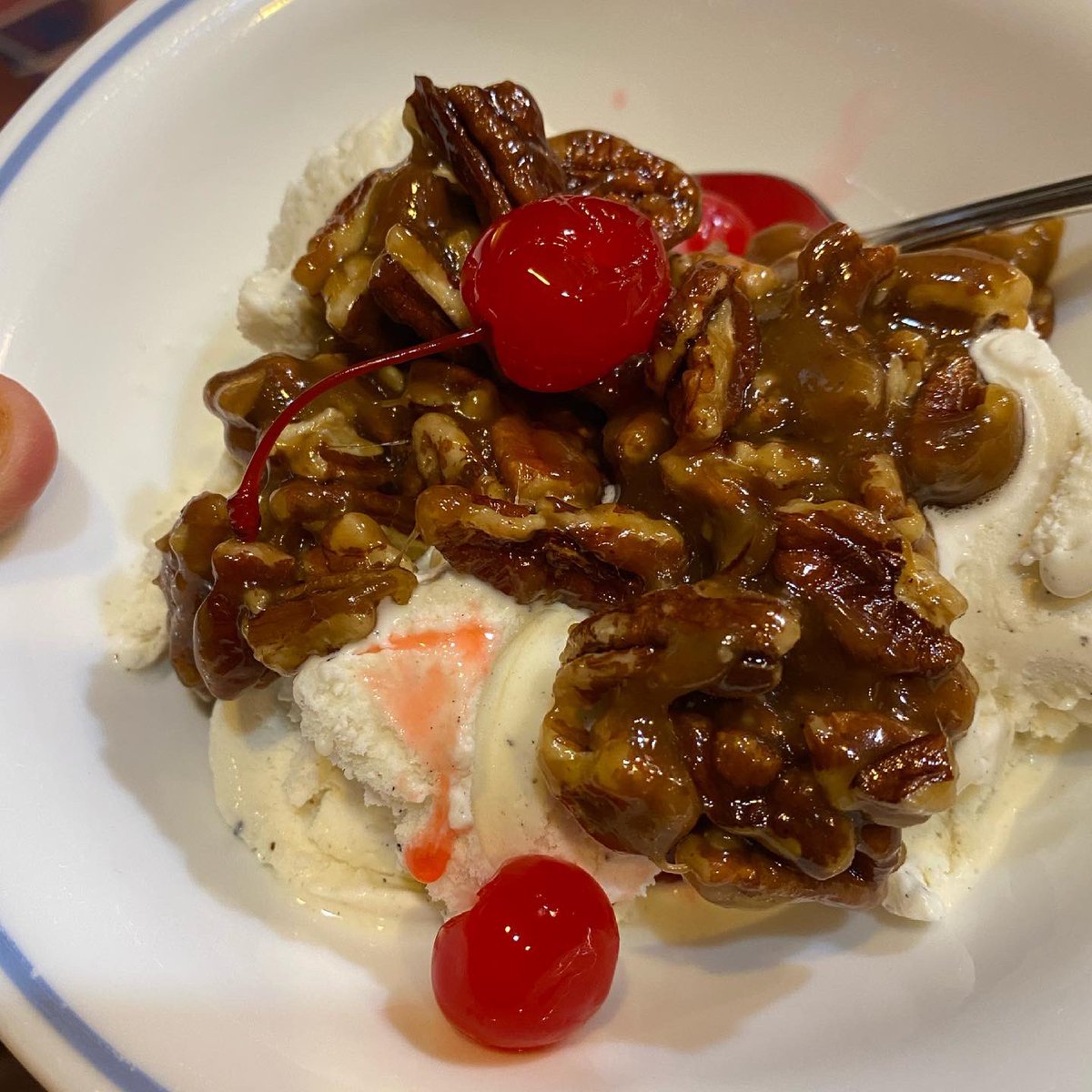 batch026's tweet photo. Homemade butter pecan topping thanks to @trishayearwood #coachcooks https://t.co/39qccnirJn