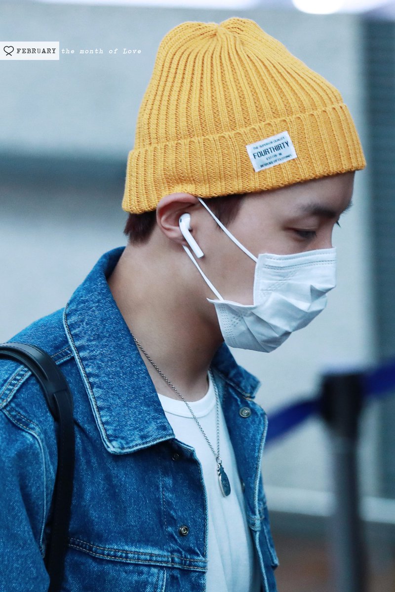 hoscass's tweet photo. eu acho MUITO fofa as orelhinhas do hobi quando ele usa toca ou boné https://t.co/adm0um3yD9
