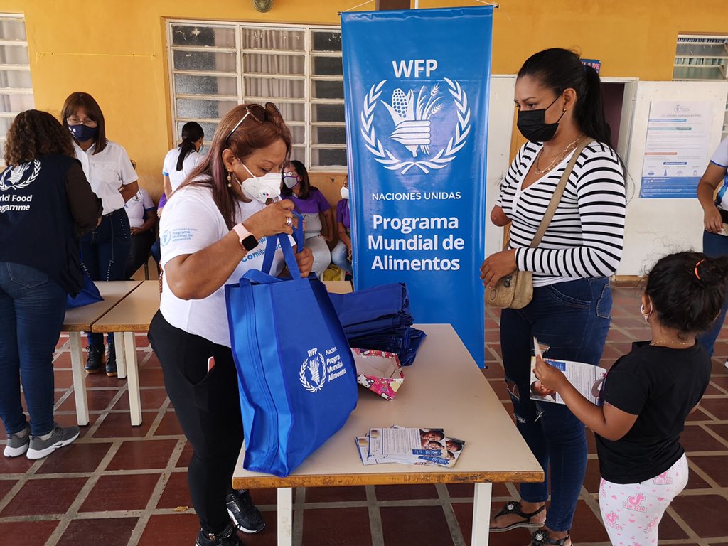 WFP_es's tweet photo. ¡Iniciamos nuestro programa de comidas escolares en #Venezuela!🎉

🥣 Entregamos raciones de alimentos nutritivos a 👦👧 menores de 6 años, como Kim de preescolar, aquí con su mamá Edwymar.
📦 Cada bolsa tiene arroz, lentejas, sal y aceite.

📍 Escuela Antonio Dolores, Coro https://t.co/lCAMUw919u