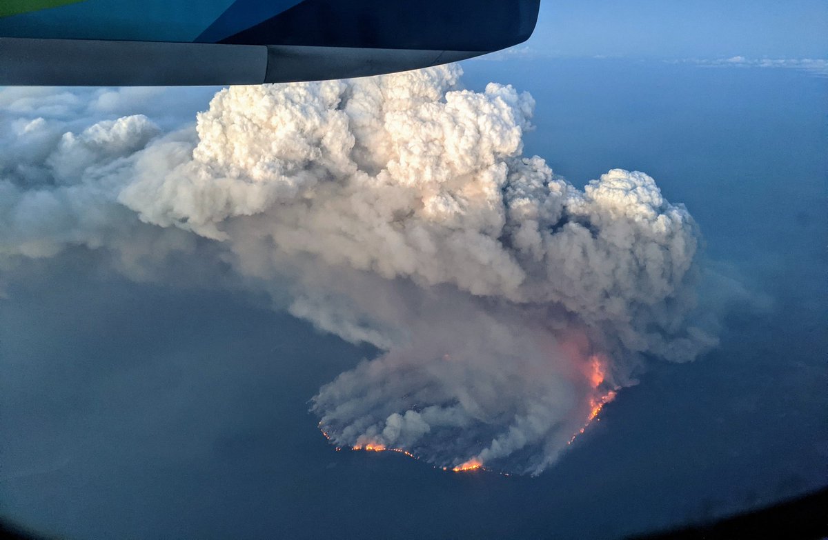 KyletMontgomery's tweet image. Stunning #pyrocumulus clouds above the #BootlegFire burning in Klamath County, Oregon, as seen from my flight this evening - just 7 hours after ingnition. #orwx #OregonFires