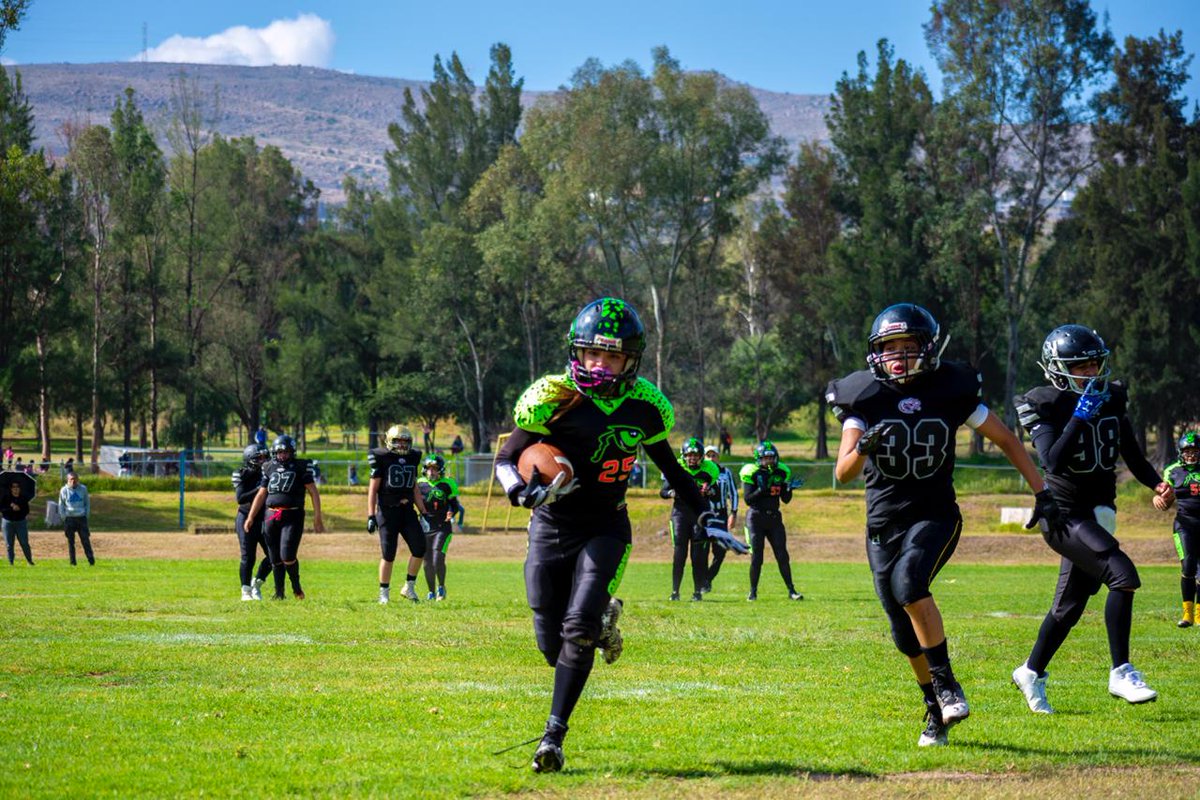 America25444429's tweet photo. ¿Tienes una idea del poder que posees? 💪🏈🔥 #diosaspoderosas  @CoachLuisOrtiz @coachbaloo @Guepardas Football SLP 
 #FBA #uncoachdice #MarketingDeportivo #CEFF #football #marcadeportiva https://t.co/kjYK0gn2hJ