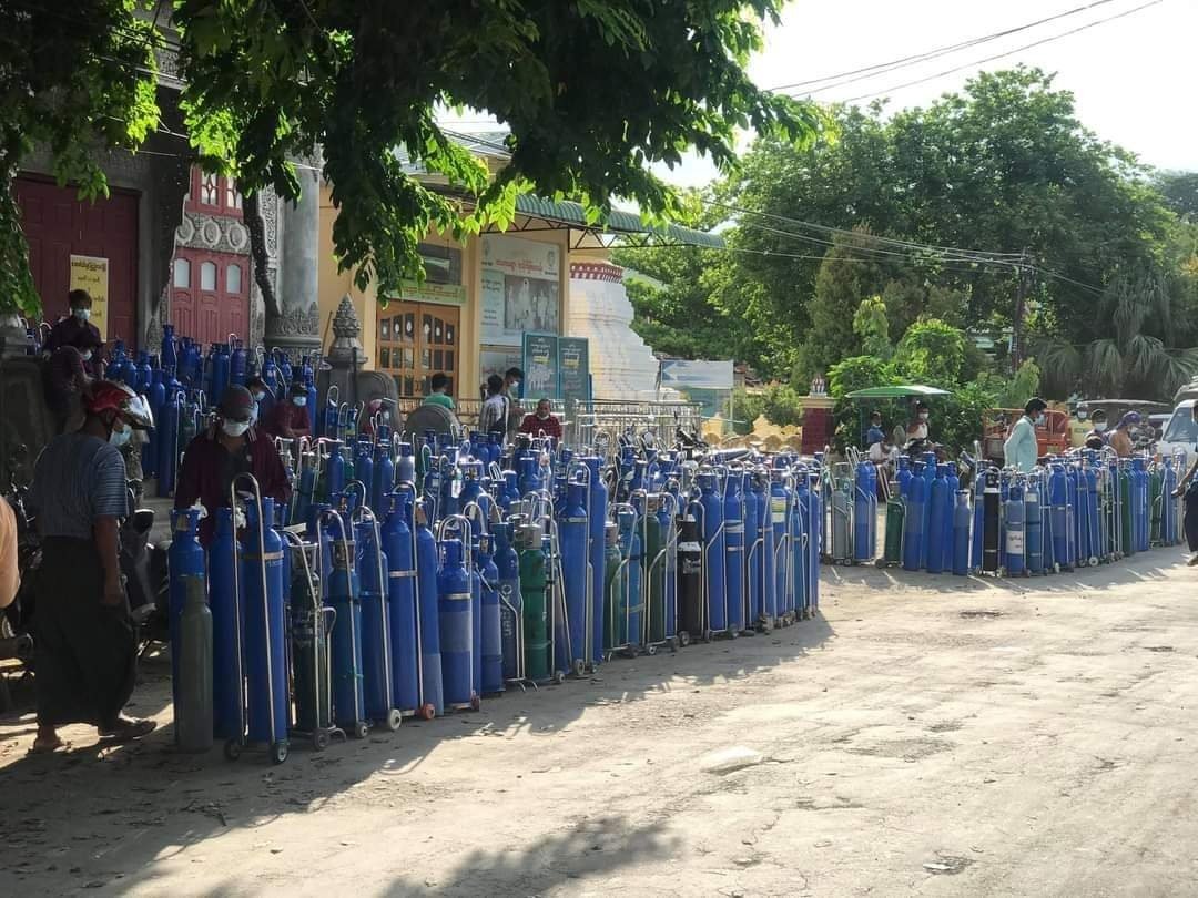 SandiApril4's tweet photo. People in Kalay queue to fill their oxygen cylinders on July 7.  Yesterday, 42 people were died believed to be infecting #COVID19.

Photo: Yin Suu Pusue. https://t.co/iHcYFdOtD6