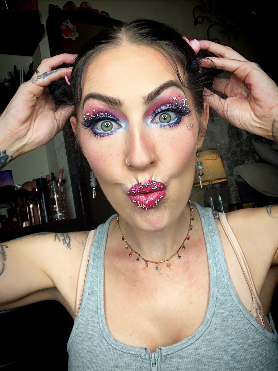 ep_preston's tweet photo. Playing with #candyskies by @lauraleeelay using most colours 🤷♀️ & lots of @LunarBeauty & @ciatelondon @MakeupRVLTN bratz liners #candylook check out my ig angelbeautybyemma83 lots of pics taken from my live on tiktok Darkangel83x creating this look. https://t.co/SgAEnCYEIL