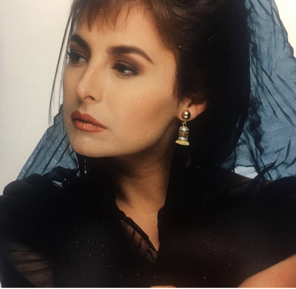 ElHijodelSanto's tweet image. “El que ha conocido solo a su mujer y la ha amado durante años, sabe más de mujeres que el que ha conocido mil” León Tolstoi.