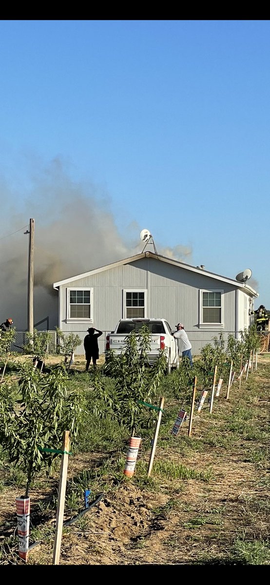 stanconfirepio's tweet photo. #SCFPD responded to this house fire on Tim Bell rd north of #waterford. The fire started on the outside and ran the attic. @ModestoFire assisted @CeresFire providing station coverage. @StanislausFIU investigating #ruralfirefighting @modbee @CentralValleyTV @Code3N #mcst https://t.co/goS7RBiElO