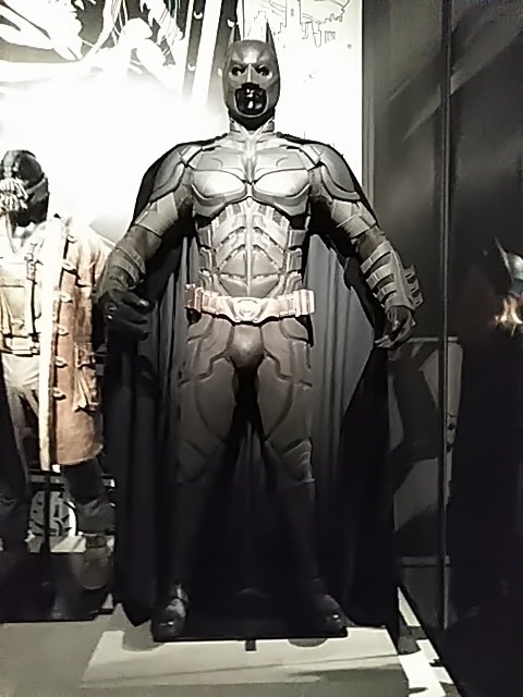 公式 Dc展 スーパーヒーローの誕生 Dc展 バットスーツ バットマン バットスーツ の変遷がわかる展示構成にもなっています ダークナイトシリーズのバットスーツは より格闘しやすい形状に進化 映画の格闘シーンは スペインの格闘術 Keysi ケイシ