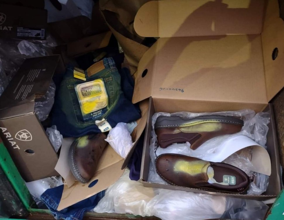 gurlfromjerzee's tweet photo. SHAME ON YOU @TractorSupply  !!
Making employees SPRAY PAINT every shoe before THROWING OUT! These should be donated to homeless and less fortunate!! @RedCross THIS IS   CORP. GREED AT ITS FINEST https://t.co/Zp5aTNmMOT