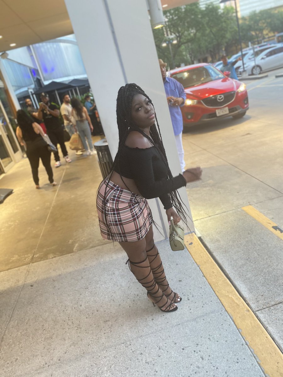 princesslaayaah's tweet photo. #WhosWhoAtPvamu.                           -Heey, I’m Kalayah🧞‍♀️
-Accounting major💰
-PV 24’💛💜
-Houston,Tx https://t.co/uvgoYtHDJD