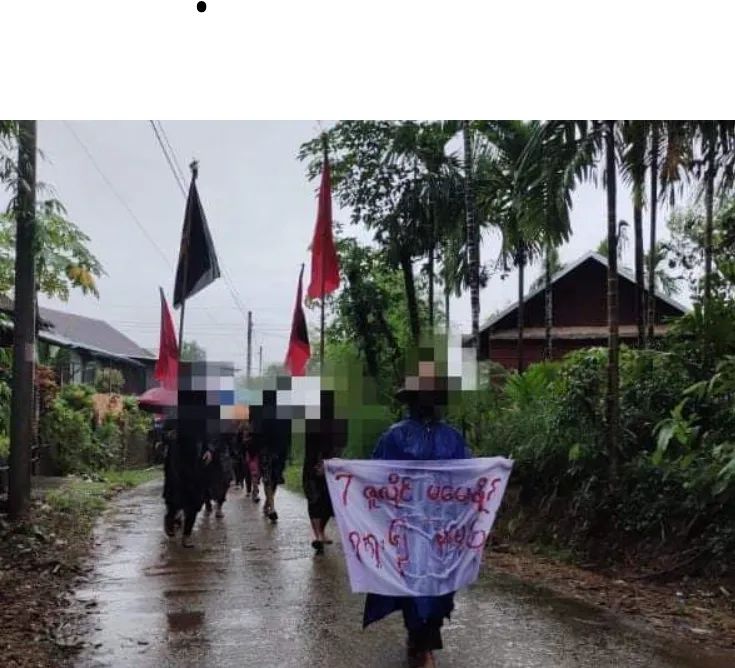 htet_novem's tweet photo. On the morning of July 7, protesters marched in the rain in #ThinKyun village, #ThayetChaung
Tsp to overthrow the military dictatorship.
#StopTorture
#July7Coup
#WhatsHappeningInMyanmar https://t.co/7ANkW53bkl