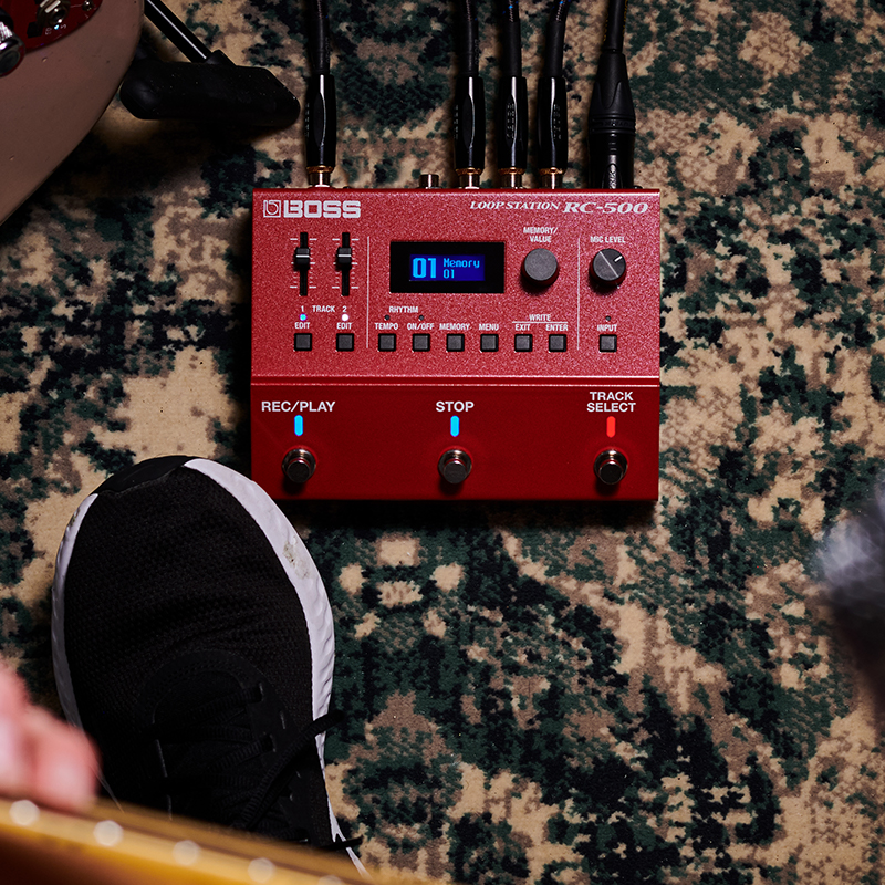 BOSS_jpn's tweet photo. RC-500は、99のメモリーを搭載し、思いついたアイデアをその場で保存できます。保存したループ・フレーズは、USB経由でバックアップが可能。リアルタイムのループ・パフォーマンスだけでなく、練習やライブでのBGM再生、ジャム・セッションなど、多彩な用途で活躍します。
#BOSS_jp