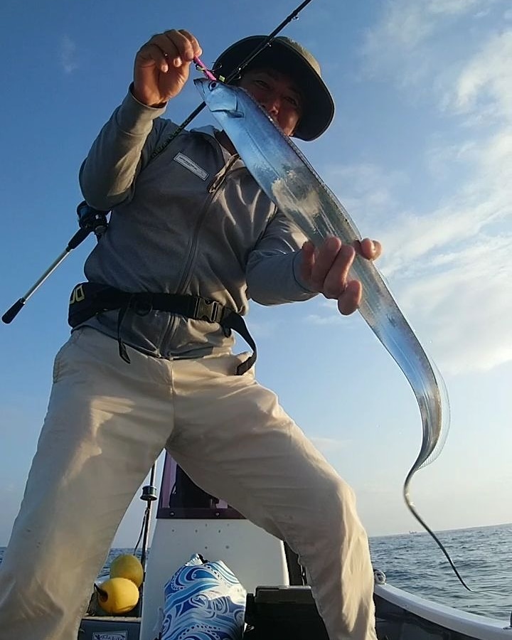 ago_products's tweet photo. 愛艇『真丸』で【太刀魚ジギング】に行って来ました…♪
銀ピカの『太刀魚』キャッチです！
#agoproducts #agopro #tulala #shootsbytulala #shoots #retrieve #c66gfs #オフショア系マルチロッド #太刀魚ジギングロッド #オフショア #伝馬船 #遊漁船 #真丸 #18ft #和船カスタム #nagasaki #japan https://t.co/kDpJ6paOrN