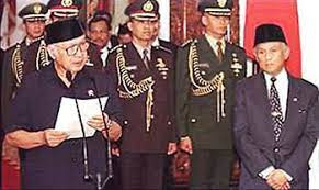 abu_waras's tweet photo. Inilah sebuah peristiwa sejarah, dimana kedua Pemimpin Ksatria negeri ini pernah mengambil KEPUTUSAN BESAR.
"Mengundurkan diri dalam kepemimpinan bukan berarti kalah, melainkan SIKAP KSATRIA demi menyelamatkan bangsa yg jauh lebih besar" (Abu Waras)

 #BapakPresidenMenyerahlah https://t.co/wBxYKttGiG