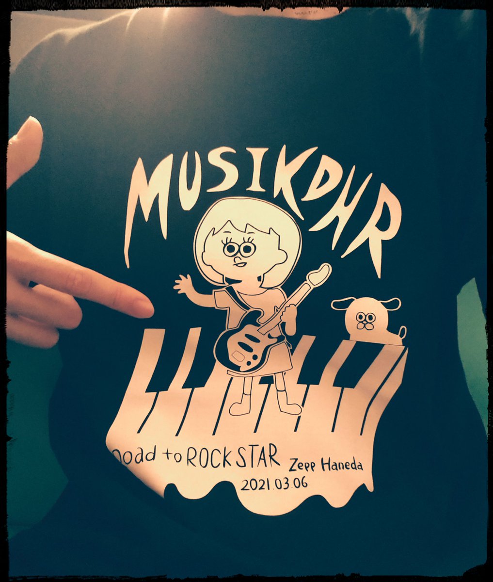 スペシャルデーなのでスペシャルTシャツで過ごしています✌️🥳猫も安心して寝れるTシャツです 