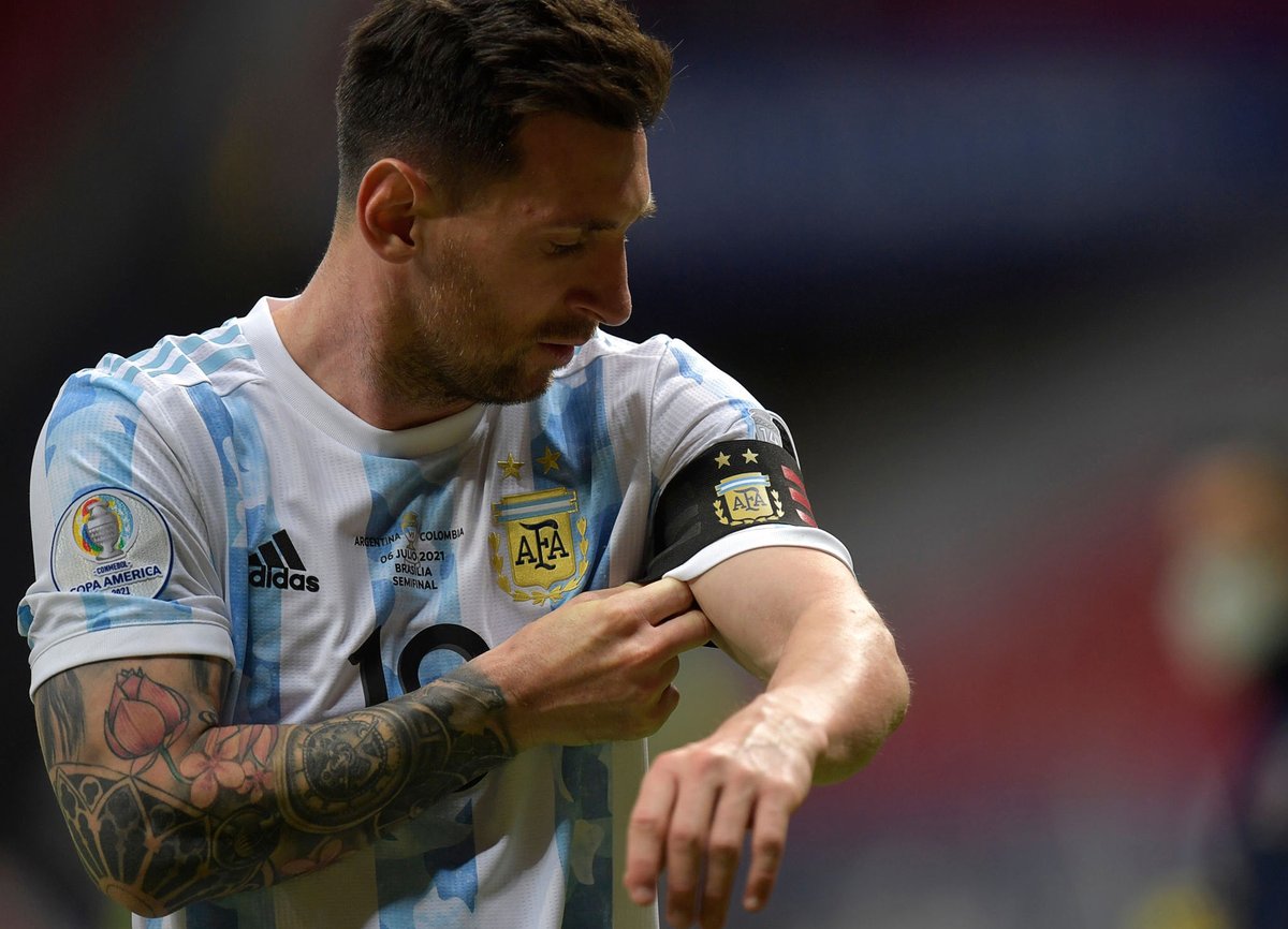 InvictosSomos's tweet photo. Líder de goleo, líder de asistencias, líder de regates y líder de ocasiones generadas en la Copa América 2021. Todo con 34 años y completando una semifinal con el tobillo sangrado. Lo mereces más que nadie, Lionel. Pase lo que pase en la final, acá está EL MÁS GRANDE DE TODOS. https://t.co/ALAxzIKLe1