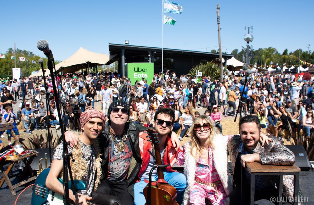 "Creo que durante la #pandemia encontramos la forma de no quedarmos. <a href="/CoronadosDeGlo/">Coronados de Gloria</a> intentamos hacerlo de manera virtual. Lo importante es que no se vayan las ganas y eso es lo que nos sobra: Querer volver a tocar con la gente" #GloriaCarra a <a href="/Carocoscarelli/">Caro Coscarelli</a> #GloriaCarraEnSLM