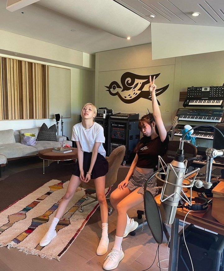 rheandeng's tweet photo. Ahhh they're working on something!! https://t.co/Gkym8O9JPF