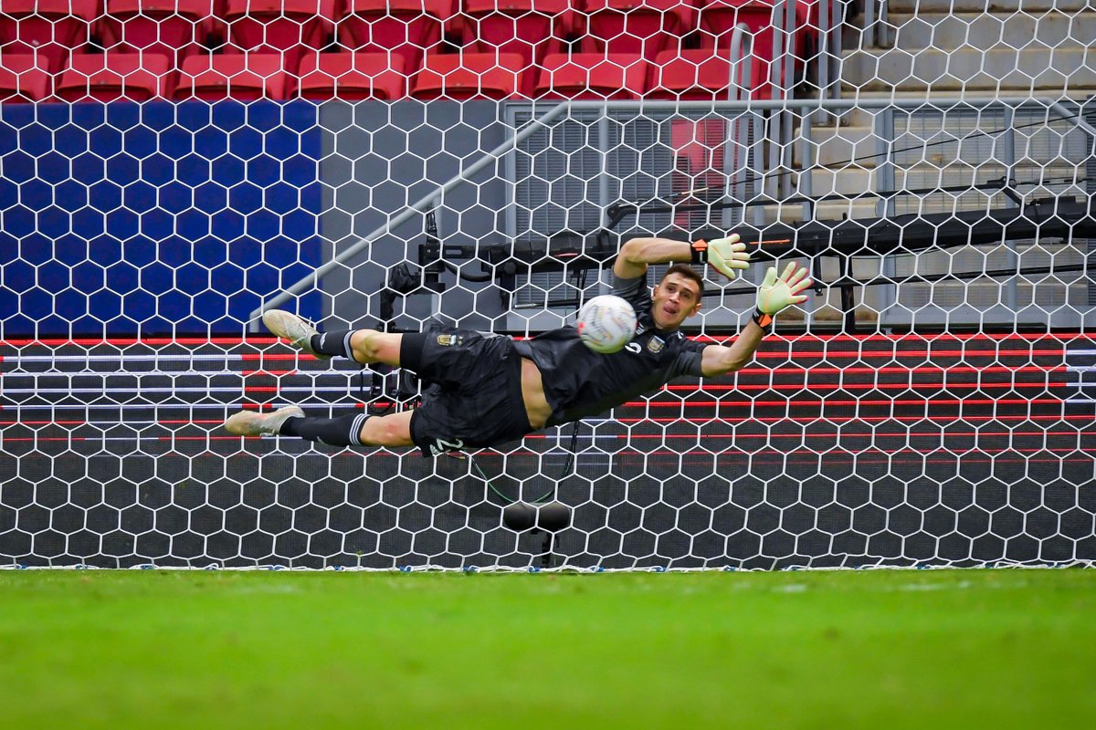 brfootball's tweet photo. THREE PKS SAVED. 

Emiliano Martinez came up big for his country 🧤 https://t.co/E5rapzjbiI