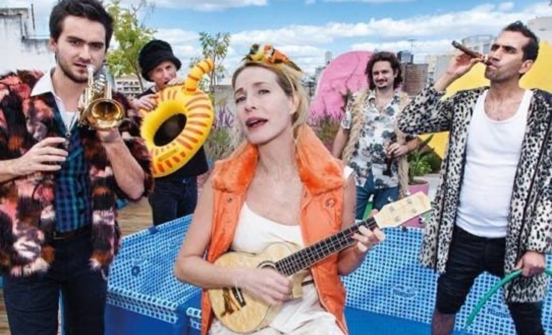 "Me veo haciendo una gira por Argentina, España y México junto a <a href="/CoronadosDeGlo/">Coronados de Gloria</a>. Nuestra música es muy escuchada en esos lugares, y va con su cultura. Me veo tocando en todos lados" #GloriaCarra a <a href="/Carocoscarelli/">Caro Coscarelli</a>
#GloriaCarraEnSLM