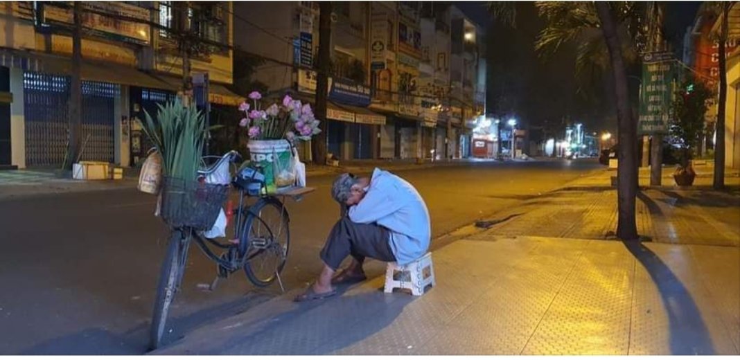 L35312366's tweet photo. " XÌ GÒN HẾT THỞ RÙI"

     SÀI GÒN TRƯỚC ĐÂY LÀ NƠI : NGƯỜI NGHÈO KIẾM TIỀN, NGƯỜI GIÀU TIÊU TIỀN. 
        HÔM NAY SÀI GÒN GÒN HẾT THỞ, KHÔNG MỘT TIẾNG RAO HÀNG QUÀ VẶT, ĐÊM KHÔNG TIẾNG XE, TẤT CẢ VẮNG LẶNG NHƯ GIỮA RỪNG U MINH.
   TẤT CẢ DO EM 19. https://t.co/F9Ue3vjnUX