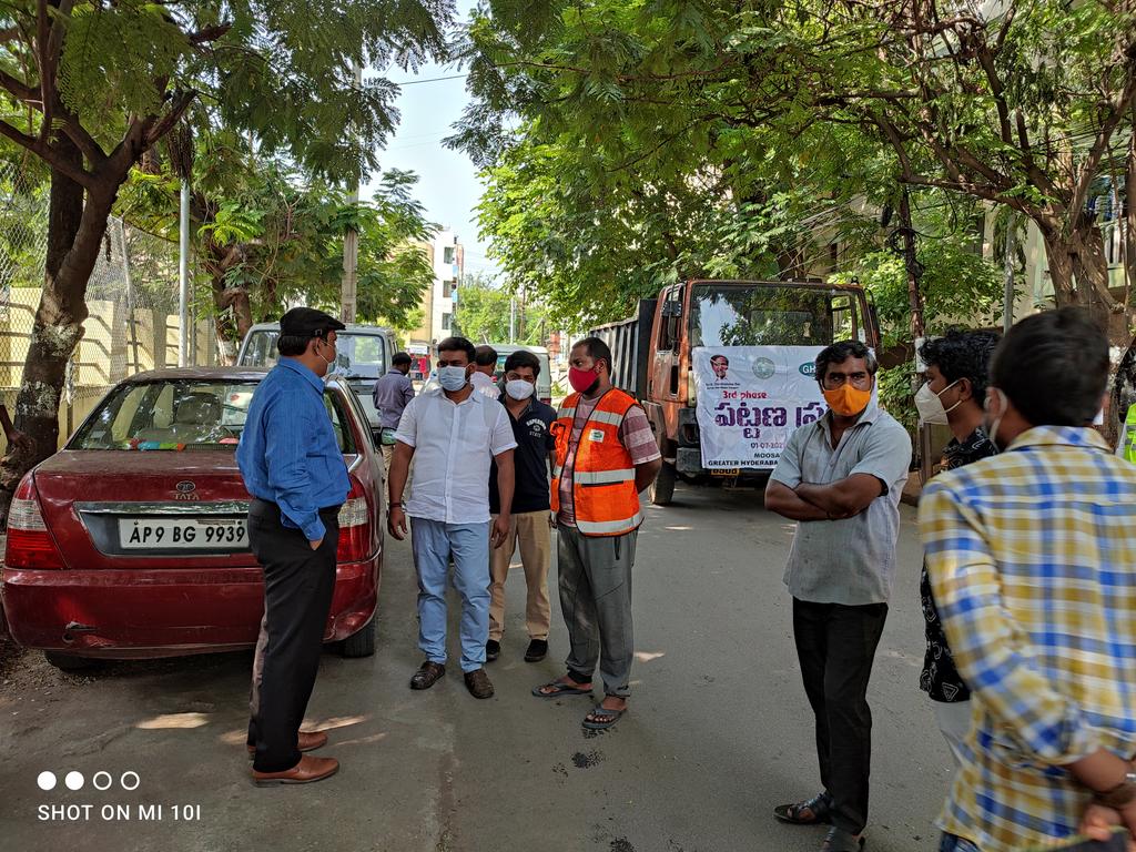 In Pattana Pragati programme lifting of Green waste &amp; debris at PR Nagar, Moosapet dvn participated by local corporator, residents, Amoh, ES, SS, SRP &amp; team - DC Moosapet circle