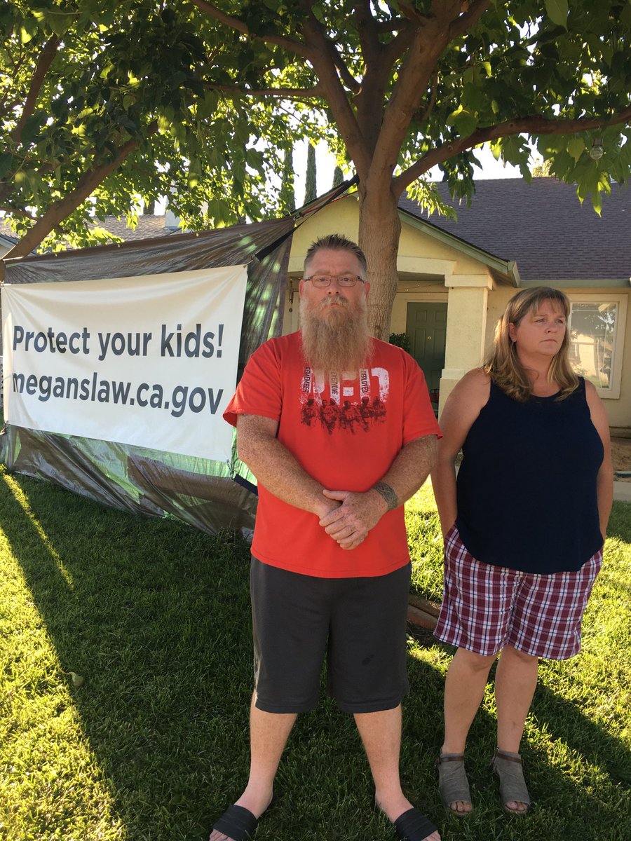 Residents of Vintage neighborhood in #Oakley hang banners in front of their homes after registered sex offender rents a house on their street. They are afraid for their children after offender posed as a teen to lure underage girls online.
10:06 #KTVU