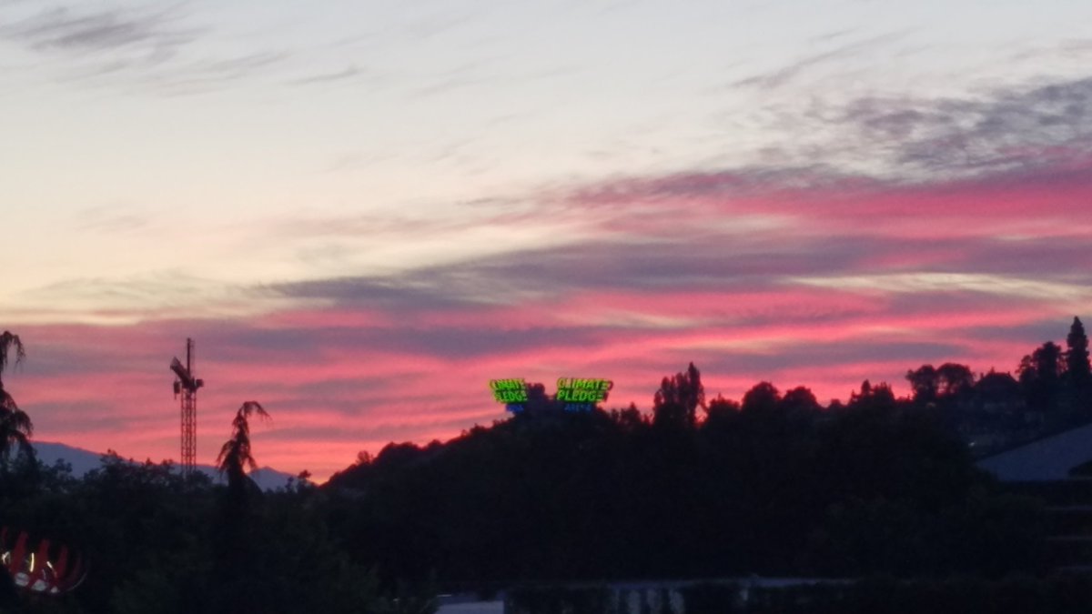 producerdoom's tweet photo. Doesn't even come close to doing it justice. #WASunsets #PNW https://t.co/GVXVf7FpvF