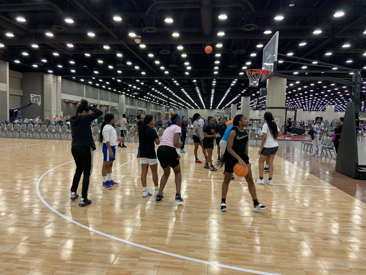 LegacyElite17u's tweet photo. Competing @TFNsRun4Roses and this will be an experience that both our 2024 & 2025 will remember for a lifetime. We still have work to do! #NiteNite🟠⚫️🏀 #Sisterhood #WeBuildingOverHere https://t.co/DNFNReuNKv