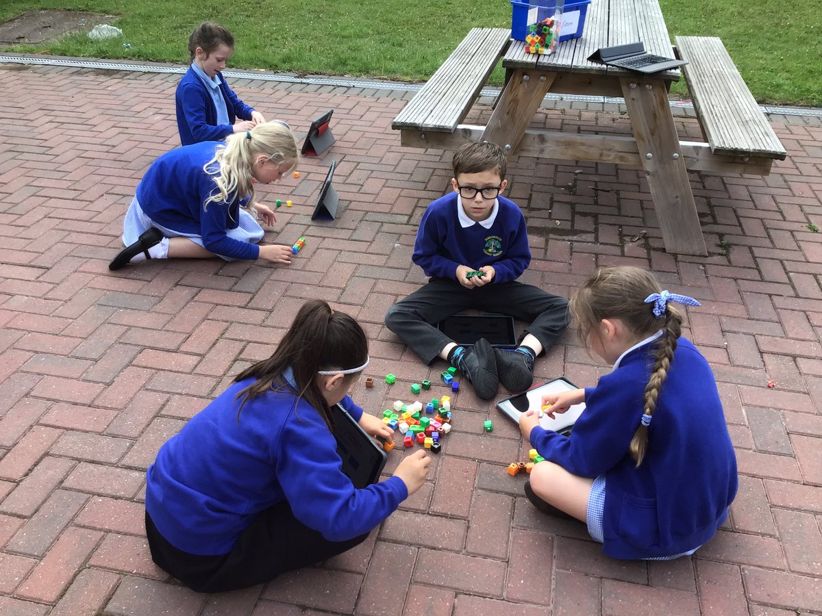 Taking our Maths lesson outdoors today! Making the most of the clear skies ☀️ @simonsideschool
