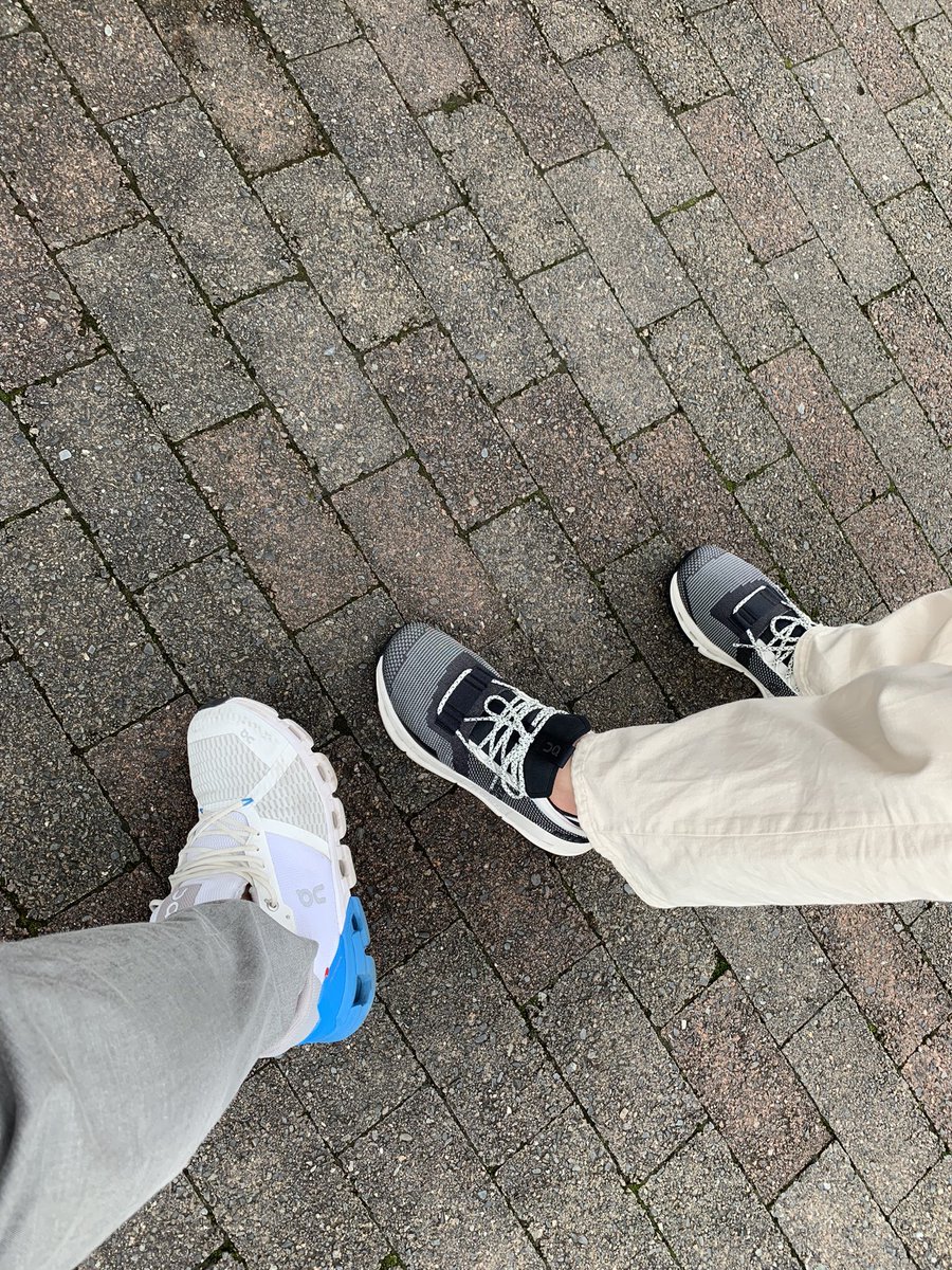 無事に帰宅しました。1日歩いても疲れないのはやはり靴のおかげです。
私がCloudflyerで妻がCloudnovaです。ランニングやトレーニングの時以外もOnは側にいてくれます！
#NeverNotOn 
#OnFriends