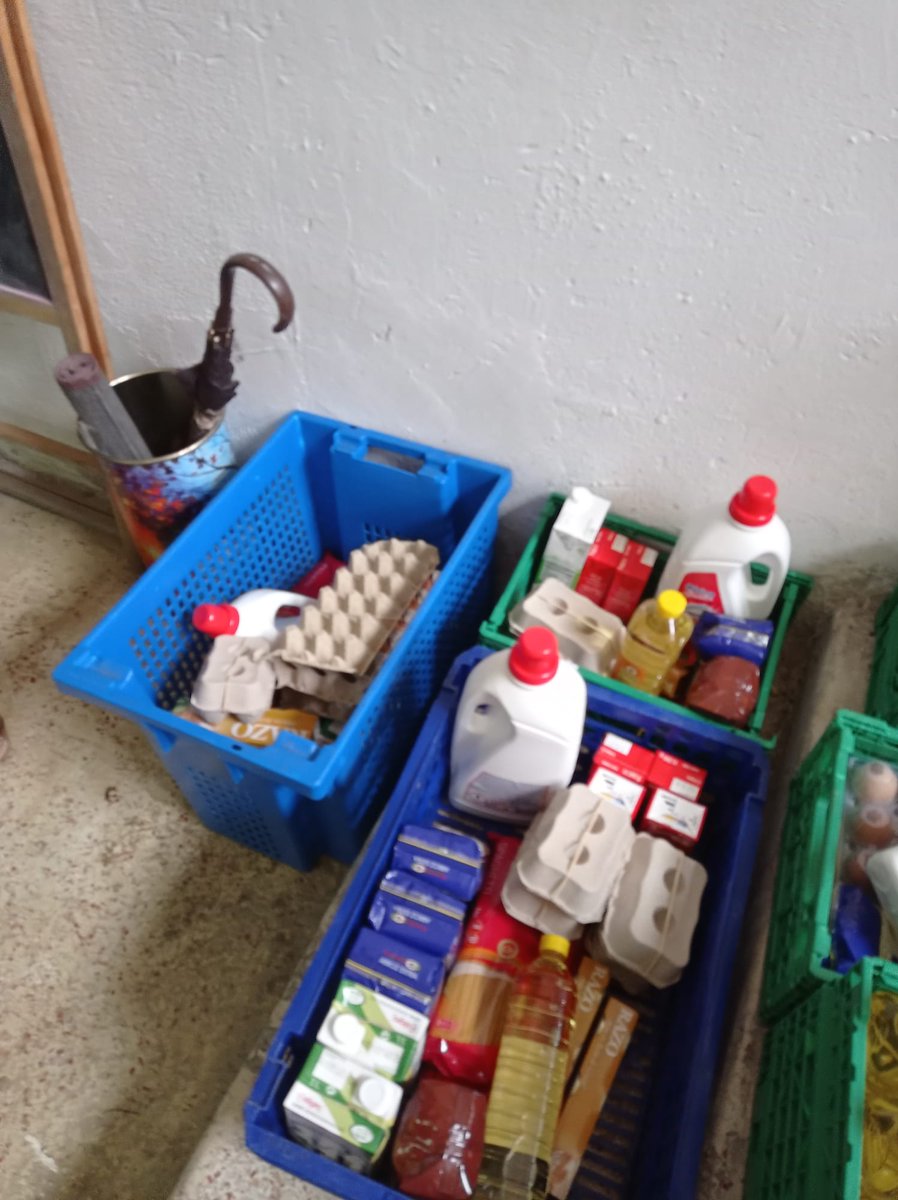 redbellasvistas's tweet photo. Realizamos ayer el reparto solidario de cestas de comida a la gente que nos necesita. En el local de @EspBellasVistas, lo hacemos con mucho amor, un alivio para la terrible emergencia alimentaria que se vive en el barrio; en este y en otros muchos.
#RedesVecinalesQueAlimentan https://t.co/1daruHW9mE