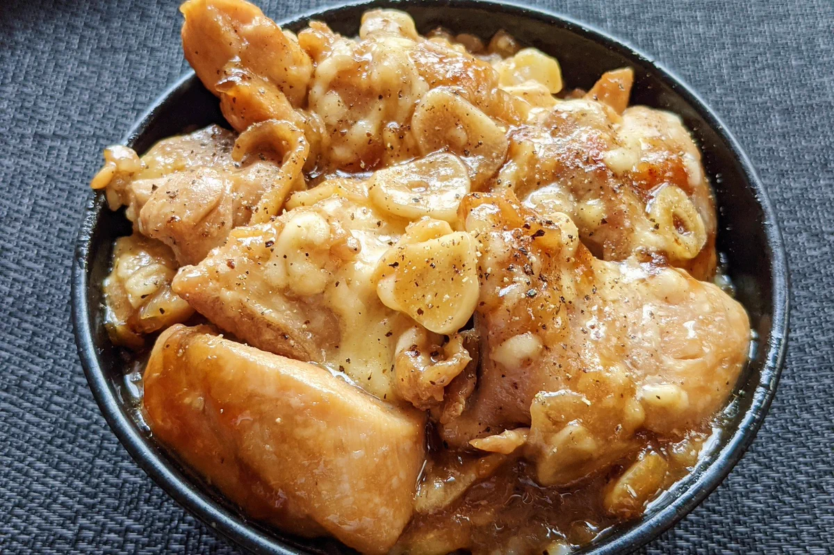 絶対に美味しいでしょ。食べると元気になりそうな「にんにくチーズのテリチキ丼」。