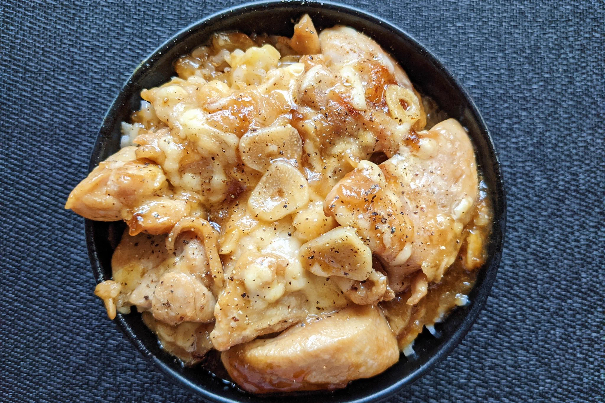 絶対に美味しいでしょ。食べると元気になりそうな「にんにくチーズのテリチキ丼」。
