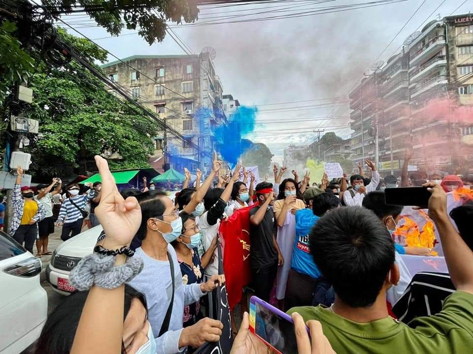 Fearless Yangonasians' evening strike was powerfully staged in #Tarmwe by flashing three-fingers salute high .
#July7Coup
#WhatsHappeningInMyanmar 
#StopTorture