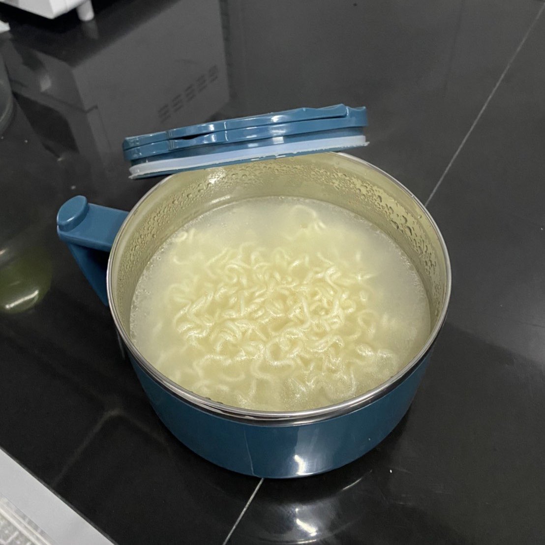 isasbenz's tweet image. สาวกคนชอบกินมาม่าควรมี ต้มมาม่าได้ง่ายๆ ตัวชามมีรูระบายความร้อนให้ด้วย จะทำแบบแห้งแค่เทน้ำออก หรือจะกินแบบน้ำก็ได้เน้อ อันนี้ตอบโจทย์ 🍜 ⌝.