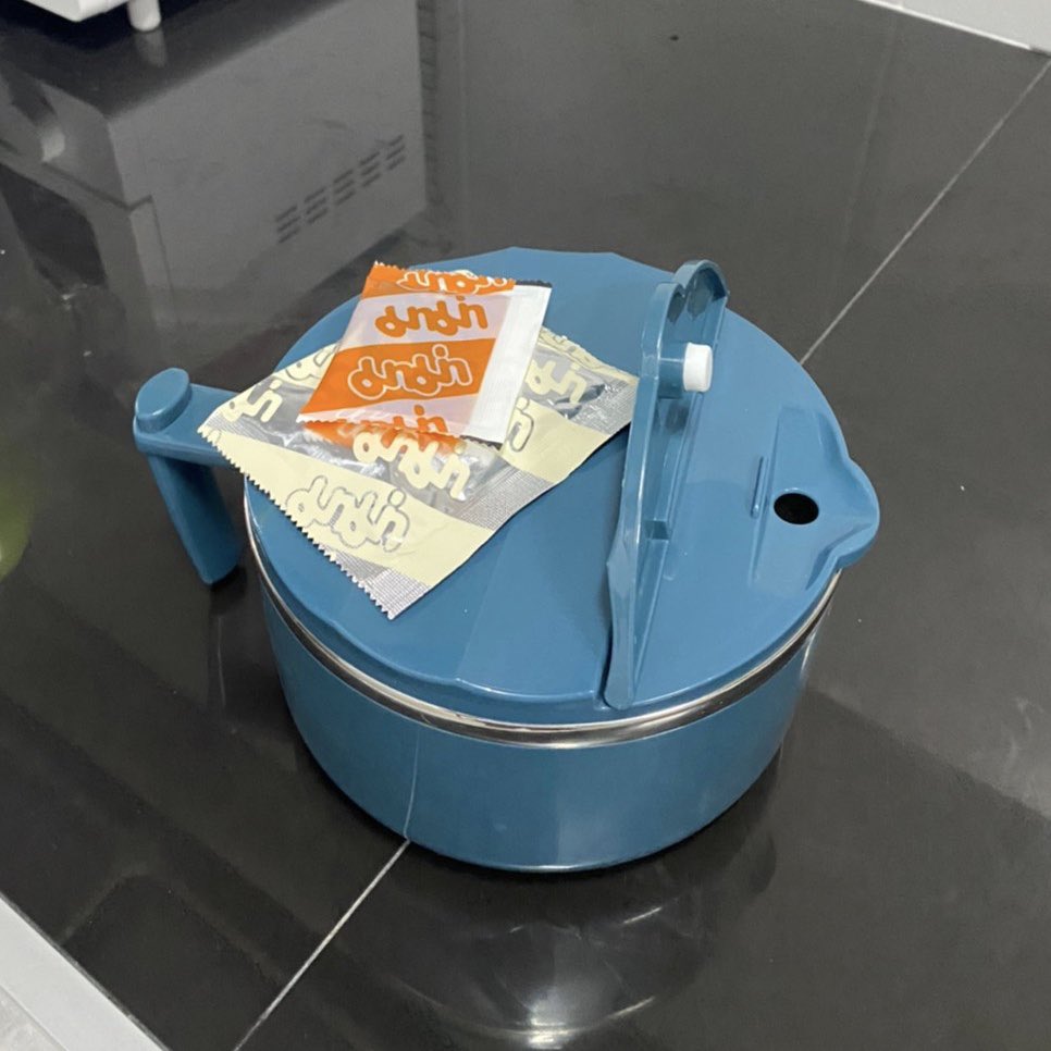 isasbenz's tweet image. สาวกคนชอบกินมาม่าควรมี ต้มมาม่าได้ง่ายๆ ตัวชามมีรูระบายความร้อนให้ด้วย จะทำแบบแห้งแค่เทน้ำออก หรือจะกินแบบน้ำก็ได้เน้อ อันนี้ตอบโจทย์ 🍜 ⌝.