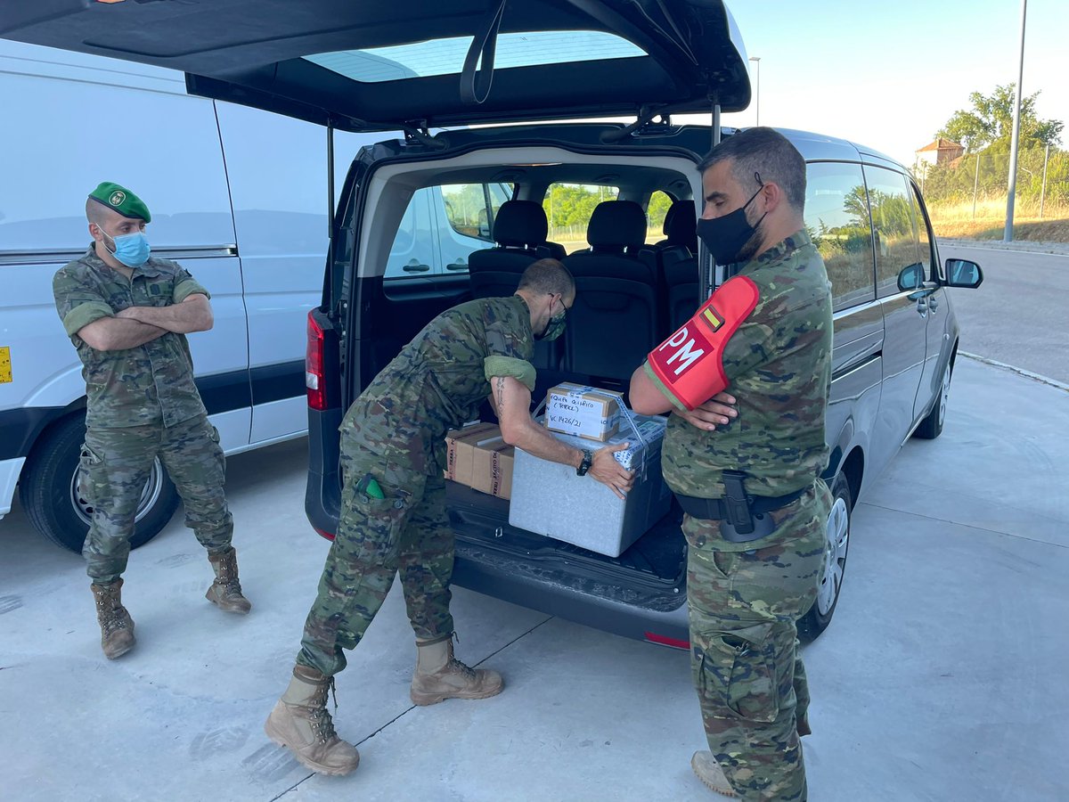Defensagob's tweet photo. Personal de la #AALOG 11 de #BRILOG del @EjercitoTierra recepciona vacunas contra #COVID19 en Centro Militar de Farmacia de la Defensa #CEMILFARDEF y las traslada al Arsenal Militar de la Armada en Ferrol. https://t.co/3j3LdAHWin